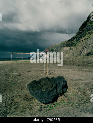 Campo di calcio dall'oceano rocce vulcaniche nella parte anteriore della linea di roccia nei pressi di Mosteiros riva occidentale dell'isola di Sao Miguel Azzorre portog Foto Stock