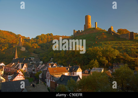 Vista a Monreal, Loewenburg (grosso castello), Rech, casa in legno e muratura, Eifel, Renania-Palatinato, Germania, Europa Foto Stock