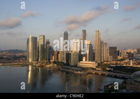 Singapore distretto finanziario attraverso il Marina Bay Foto Stock