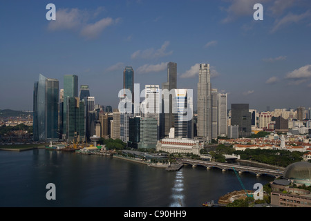 Singapore distretto finanziario attraverso il Marina Bay Foto Stock