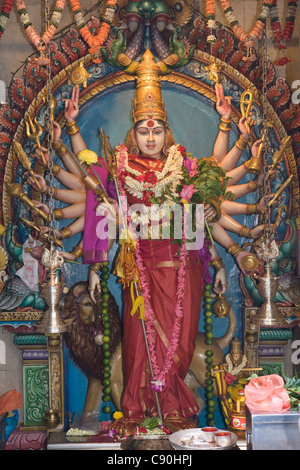 Divinità Sri Lakshmi Durgai presso Sri Veeramakaliamman tempio indù Foto Stock