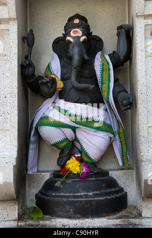 Sri Veerama Kaliamman Tempio: figure sulla parete del tempio di Ganesh [testa di elefante] Foto Stock