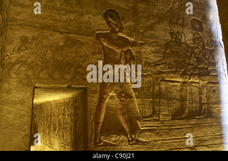 Arte Egizia Grande Tempio di Ramses II. Il faraone Ramses II prima del dio Amon.XIX dinastia. Nuovo Regno. Foto Stock