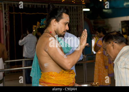 Sri Veerama Kaliamman tempio: tempio sacerdoti e fedeli Foto Stock