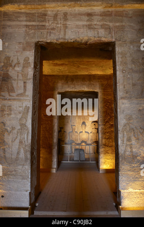 Grande Tempio di Ramses II. Santo dei santi, raffiguranti quattro statue seduti: Ra, Ptah, Amon e Ramses II. Abu Simbel. L'Egitto. Foto Stock