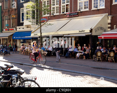 Cafe Lussemburgo sulla piazza Spui è uno dei più popolari grand cafè a Amsterdam, Paesi Bassi Foto Stock