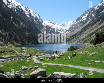 Francia, Pirenei, Lac de Gaube, lago con cime innevate Foto Stock