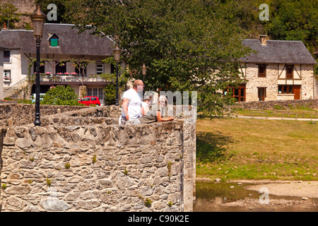 Tre persone in piedi in un molo-testa sul ponte di inglese a Vigeois Foto Stock