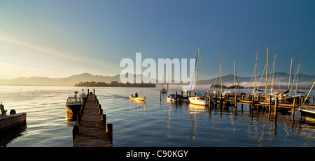 Atmosfera mattutina in Gstadt con una vista sulla Fraueninsel, Chiemsee, Chiemgau, Alta Baviera, Baviera, Germania Foto Stock