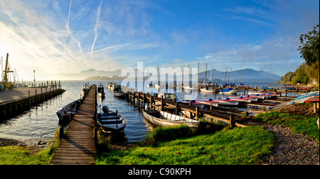 Atmosfera mattutina in Gstadt con una vista sulla Fraueninsel, Chiemsee, Chiemgau, Alta Baviera, Baviera, Germania Foto Stock