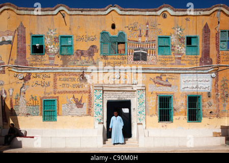 Casa nubiano, Luxor, precedentemente Tebe, Egitto, Africa Foto Stock