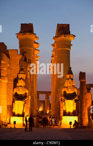 Grande Corte di Ramesse II nella luce della sera, vista sul colonnato, Tempio di Luxor Luxor Egitto, Africa Foto Stock