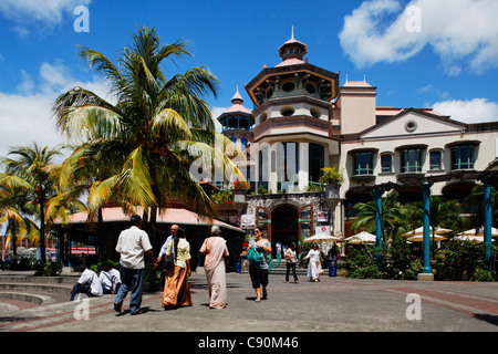 La gente di fronte al Le Caudan Waterfront shopping center, Port Louis, Mauritius, Africa Foto Stock