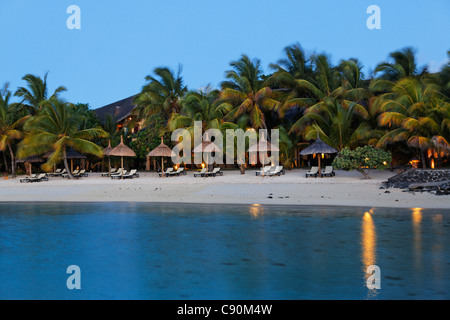 Spiaggia di Beachcomber Hotel Paradis &amp;amp; Golf Club di sera, Mauritius, Africa Foto Stock