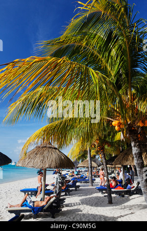 Le palme e la gente sulla spiaggia di Beachcomber Hotel Paradis &amp;amp; Golf Club, Mauritius, Africa Foto Stock