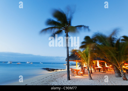 Spiaggia di Beachcomber Hotel Paradis &amp;amp;amp; Golf Club di sera, Mauritius, Africa Foto Stock