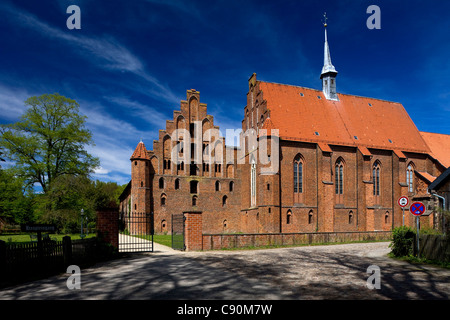 Wienhausen convento sotto il cielo blu ex monastero cistercense è oggi un evangelica abbey Wienhausen Bassa Sassonia Germania Europa Foto Stock