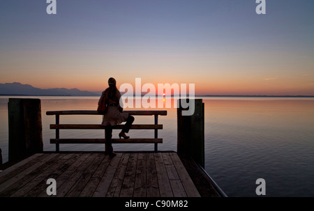 Pontile in legno in Chieming, Chiemsee, Chiemgau, Alta Baviera, Baviera, Germania Foto Stock