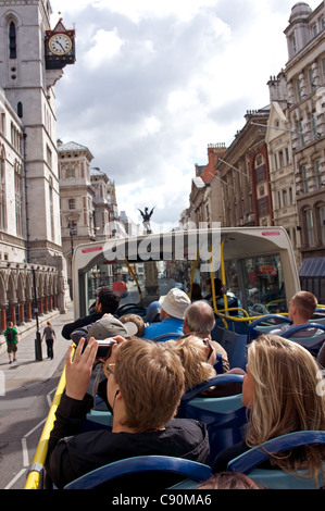 I turisti su un autobus con tetto scoperto, Londra, Regno Unito. Foto Stock