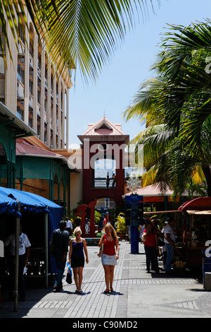 La gente di fronte al Le Caudan Waterfront shopping center, Port Louis, Mauritius, Africa Foto Stock