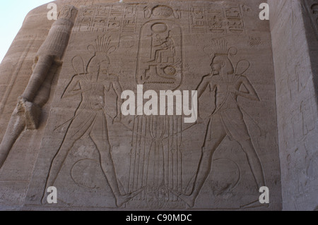 Rilievo raffigurante l'unione tra Alto e Basso Egitto. Grande Tempio di Ramses II. Abu Simbel. L'Egitto. Foto Stock