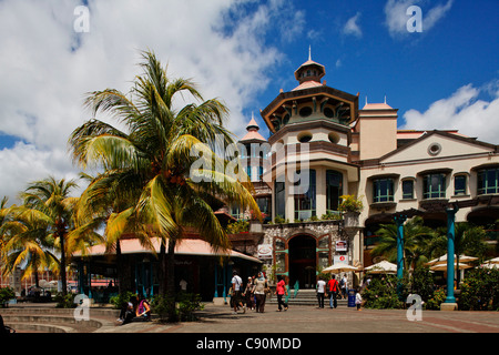 La gente di fronte al Le Caudan Waterfront shopping center, Port Louis, Mauritius, Africa Foto Stock