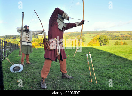 Cavalieri di fronte Chirk Castle vicino a Llangollen, nord-Galles Wales, Gran Bretagna Foto Stock