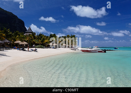 La spiaggia e Le Morne Brabant montagna nella luce solare, Beachcomber Hotel Paradis &amp;amp;amp; Golf Club, Mauritius, Africa Foto Stock