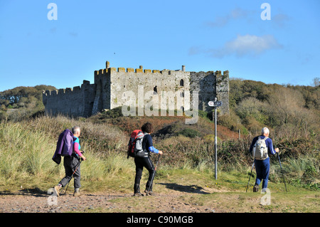 Manorbier Castle in Il Pembrokeshire Coast National Park, Pembrokeshire, a sud del Galles Wales, Gran Bretagna Foto Stock