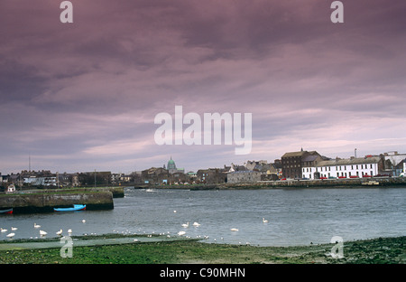 Il fiume Corrib nell' Irlanda occidentale scorre da Lough Corrib attraverso Galway a Galway Bay. Contea di Galway, Irlanda. Foto Stock