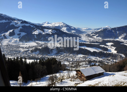 Vista dalla funivia verso Monte Horn a Kitzbuehel, inverno in Tirolo, Austria Foto Stock