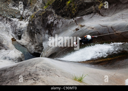 Persone canyoning al Canyon du Fleur Jaune bei Cilaos, La Reunion, Oceano Indiano Foto Stock