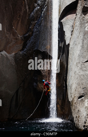 Persone canyoning al Canyon du Fleur Jaune bei Cilaos, La Reunion, Oceano Indiano Foto Stock