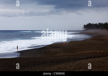 Spiaggia a Etang-Sale sotto il cielo velato, la Reunion, Oceano Indiano Foto Stock
