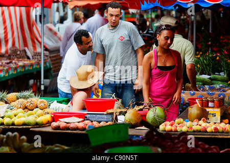Le persone al mercato di San Paolo, la Reunion, Oceano Indiano Foto Stock