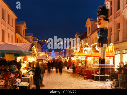 Fiera di natale in serata, Strada di Brandeburgo, Potsdam, Brandeburgo, Germania Foto Stock