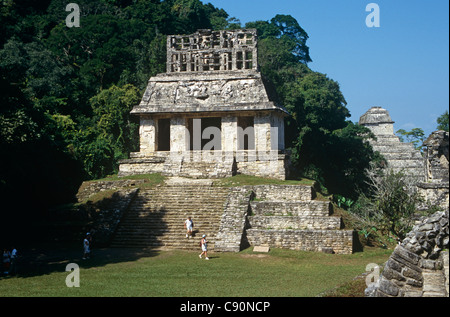 Al Mayan sito archeologico di Palenque il tempio del sole è un cerimoniale di grandi dimensioni costruita struttura costruita intorno al 600 D.C. Foto Stock