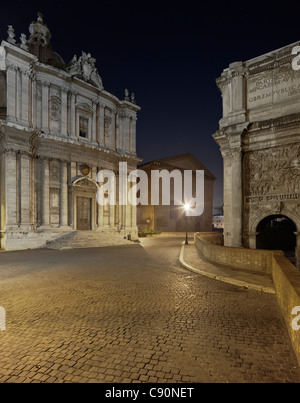 Santi Luca e Martina (l), Arco di Settimio Severo (r) di notte, Rione Campitelli, Roma, Lazio, Italia Foto Stock