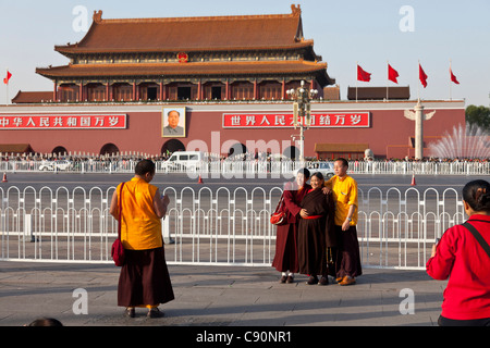 Il Tibetano monaci e monache su Piazza Tiananmen fotografare Porta della Pace Celeste Mao Zedong Pechino Repubblica Popolare di Cina Foto Stock