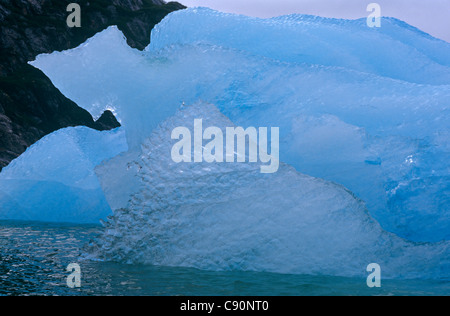 Il ghiacciaio Sawyer incontra il mare in Tracy ingresso del braccio sul litorale di Alaska e blocchi di ghiaccio costantemente rompere il Foto Stock