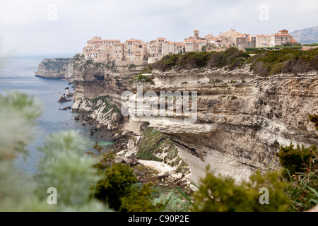 Villaggio di Bonifacio sulla cima delle scogliere sul mare Mediterraneo punta meridionale della Corsica Bonifacio Corsica F Foto Stock