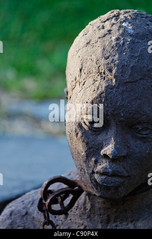 Monumento alla schiavitù da Clara Soenaes presso il sito storico del mercato di schiavi nei pressi della Cattedrale Anglicana Stonetown Zanzibar C Foto Stock