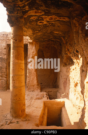 Vi è un grande sito archeologico di un tempio e vasto sotterraneo camere tomba risalente al IV secolo presso la tomba di Foto Stock