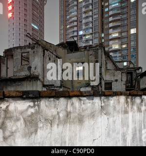 Area di demolizione, zona residenziale del centro di Shanghai di notte, Huangpu, Shanghai, Cina Foto Stock