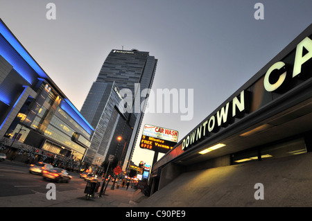 Il traffico nelle strade del centro cittadino di sera, Los Angeles, California, USA, America Foto Stock