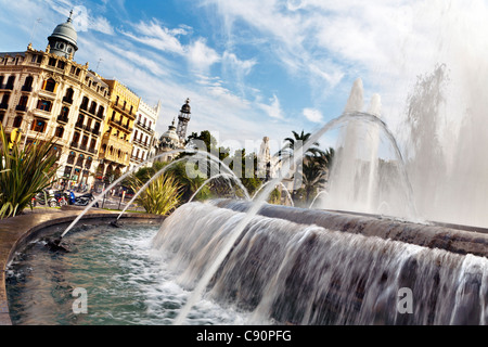 Fontana sulla Plaza del Ayuntamiento, Valencia, Spagna Foto Stock