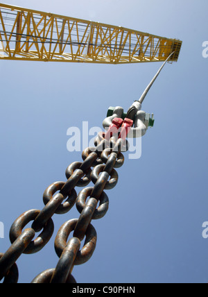 In prossimità di una gru di sollevamento del gancio qualcosa Foto Stock