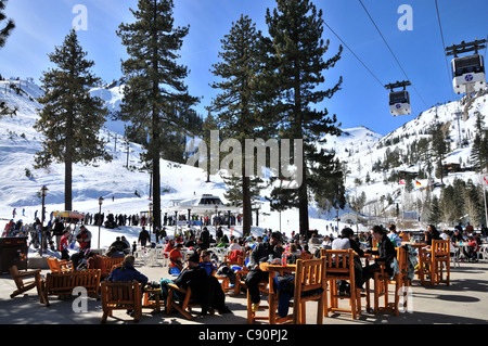 Persone alla ski area di Squaw Valley vicino a Lake Tahoe, a nord della California, Stati Uniti d'America, America Foto Stock