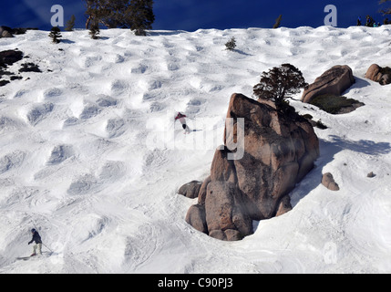 Gli sciatori sulle piste, area sciistica Squaw Valley vicino a Lake Tahoe, a nord della California, Stati Uniti d'America, America Foto Stock