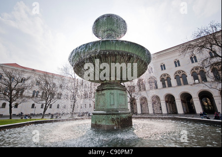 Fontana dell'Università Ludwig Maximilian, Geschwister-Scholl-Platz, Monaco di Baviera, Baviera, Baviera, Germania Foto Stock